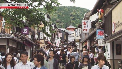 Around the Temple and Shrine Gates: Activities Along the Approaches Connect People