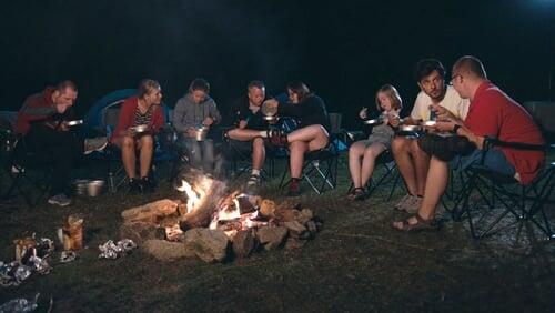 De groep kampeert in de vrije natuur